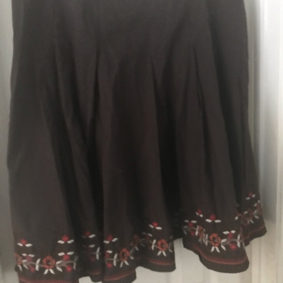 BROWN EMBROIDERED A LINE PLEATED SKIRT SZ 16 NY&Co - Picture 3 of 5